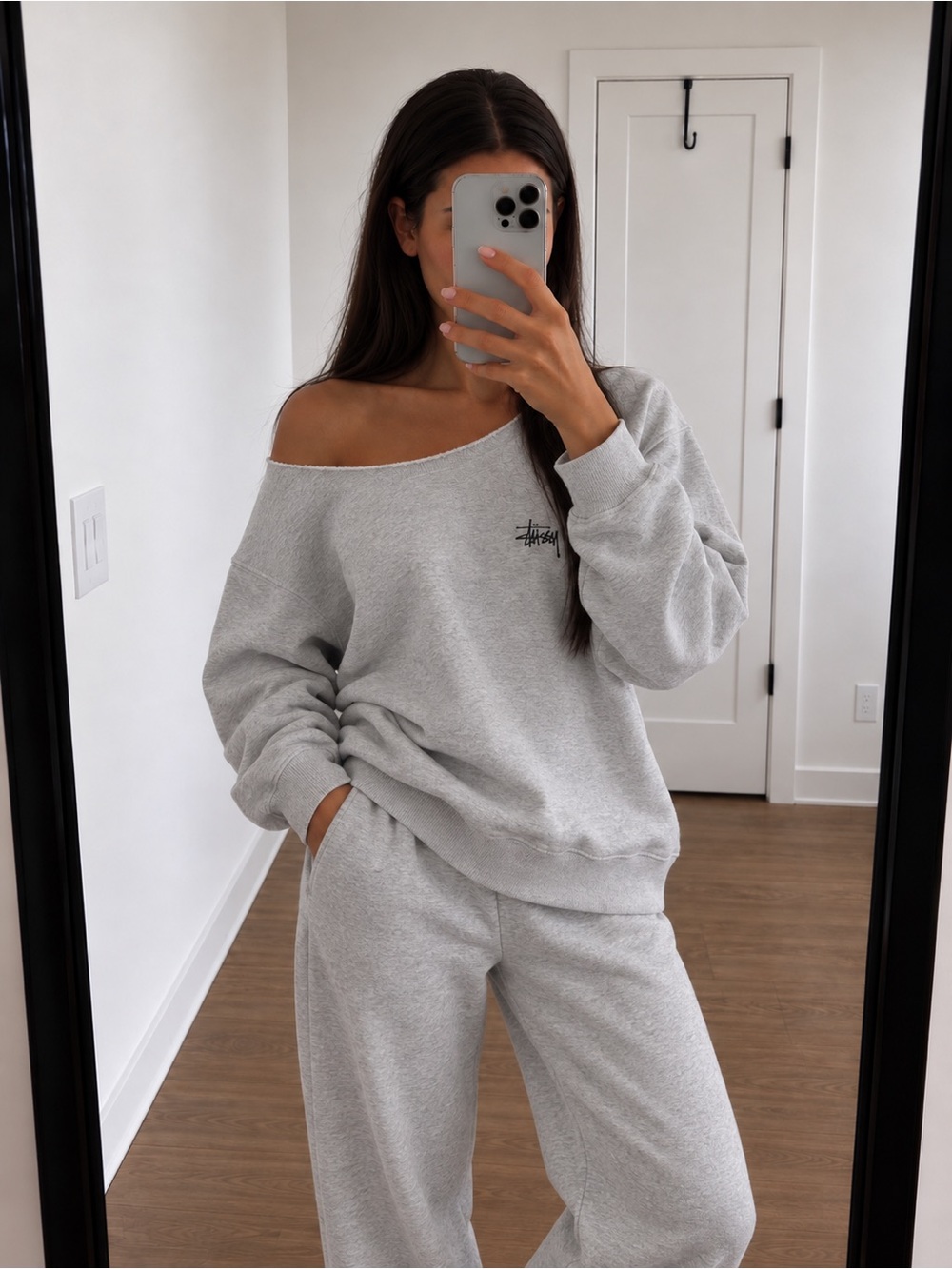 Stüssy Basic Logo Gray Oversized Off
Shoulder Sweatshirt